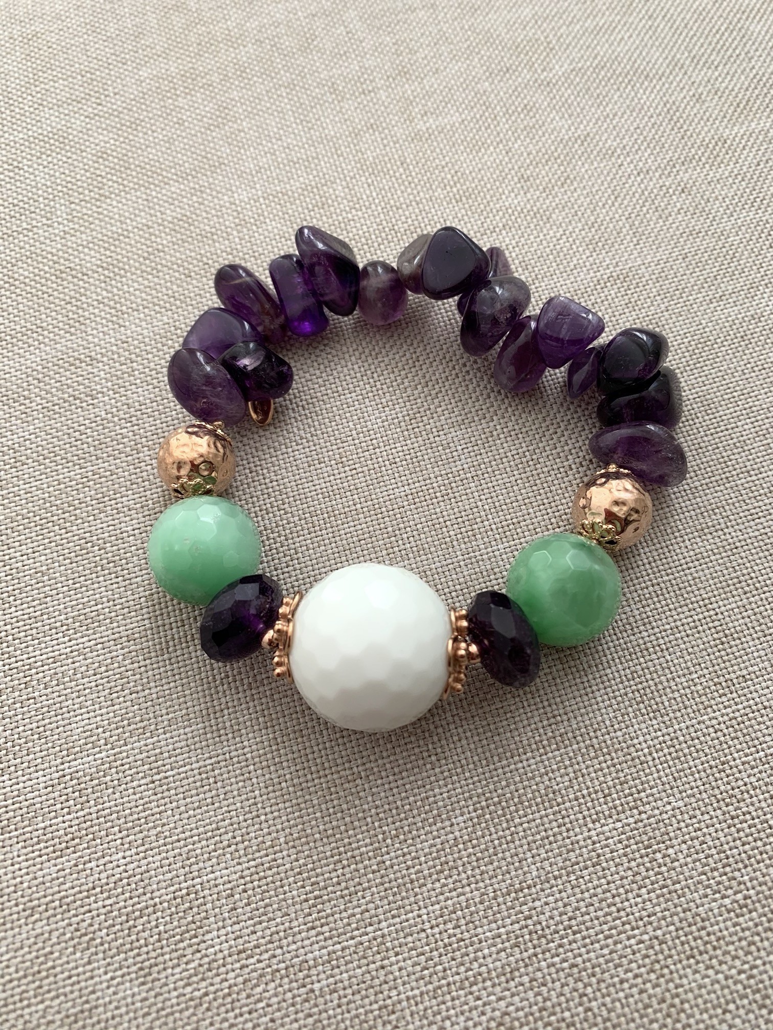 Bracciale con una sfera di agata bianca centrale, giada, ametista e argento placcato oro rosa