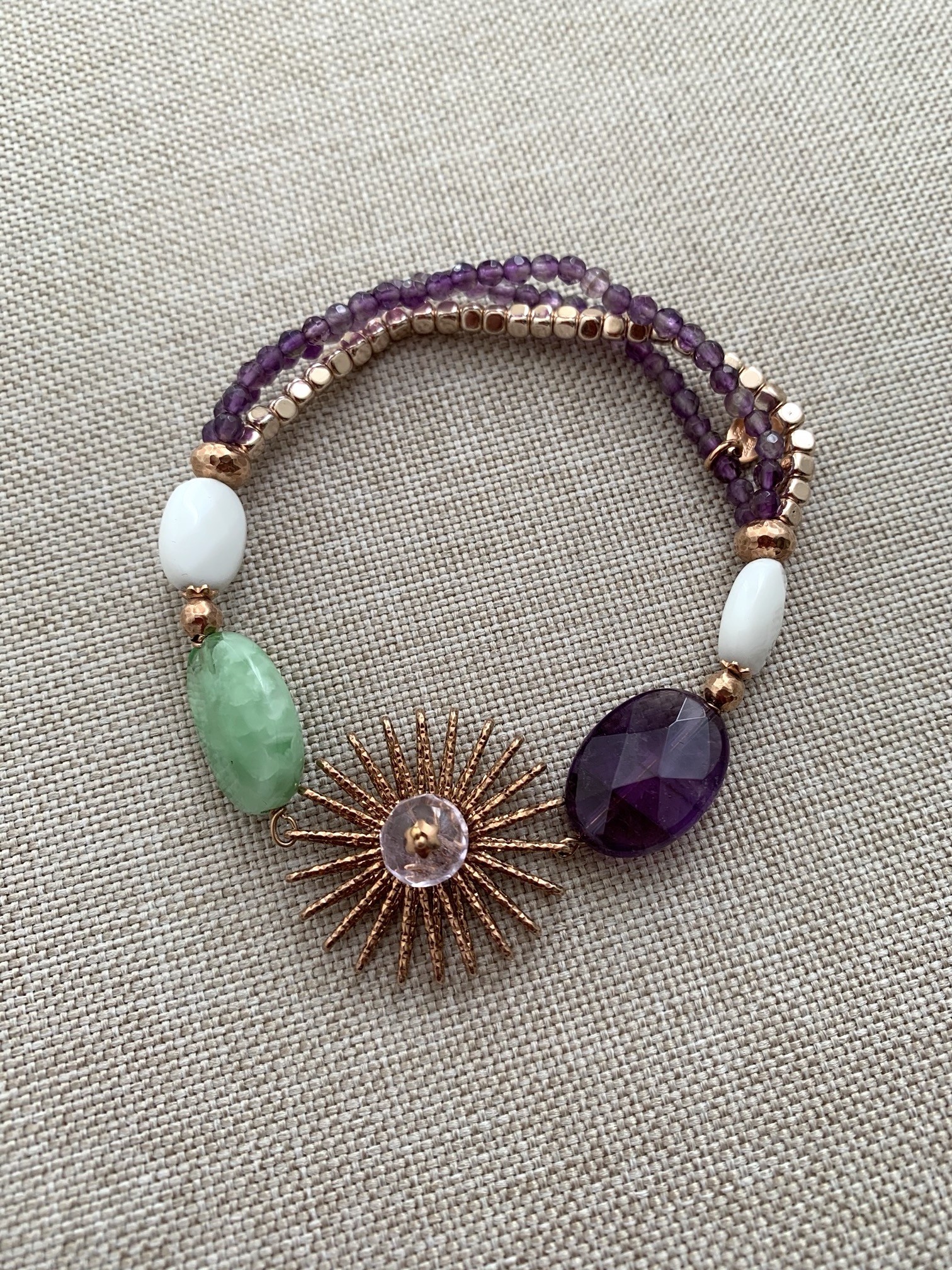 Bracciale con ametista, giada, agata bianca e ruota argento placcato oro rosa