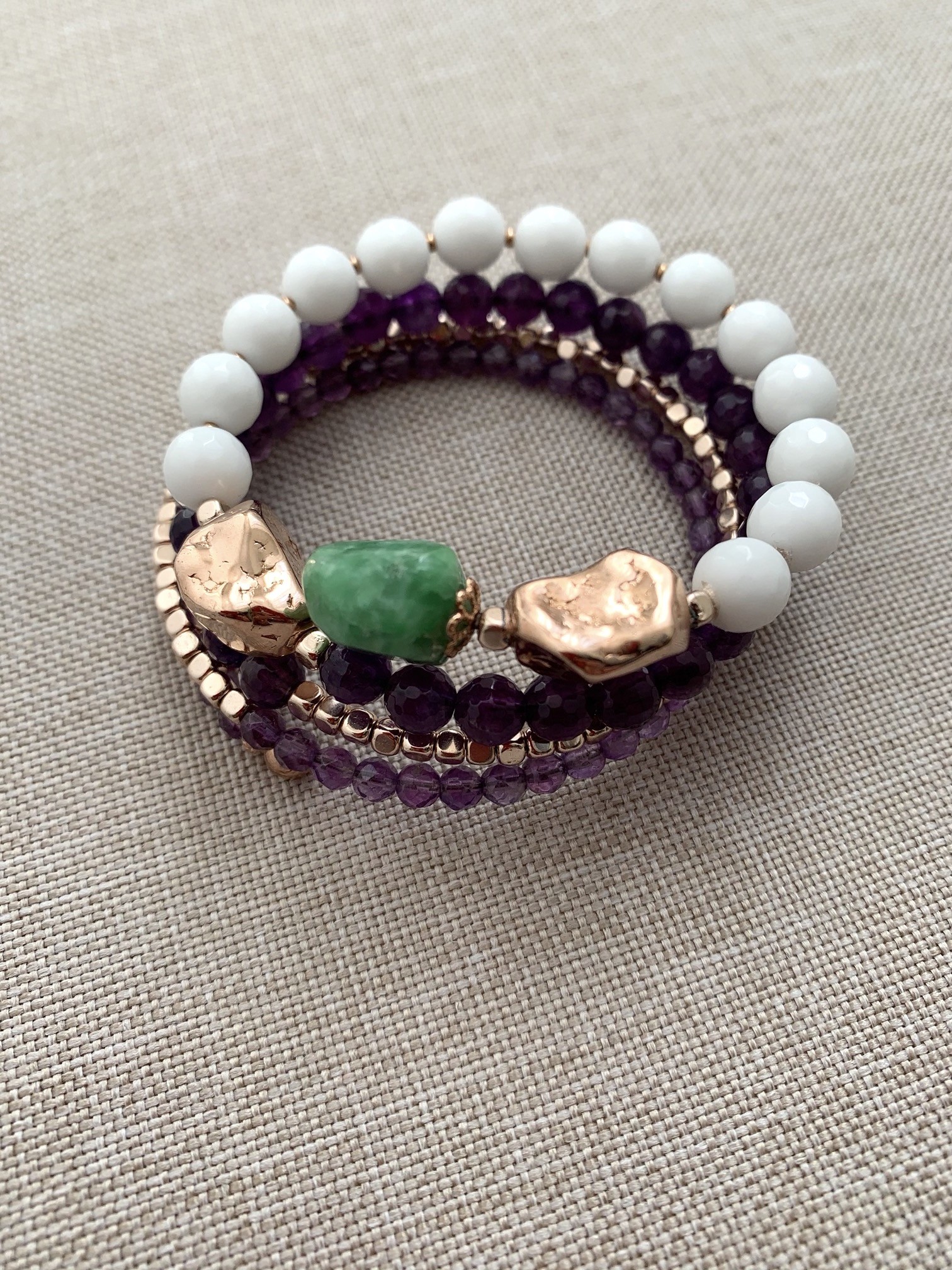 Bracciale a spirale con agata bianca, giada, ametista e argento placcato oro rosa