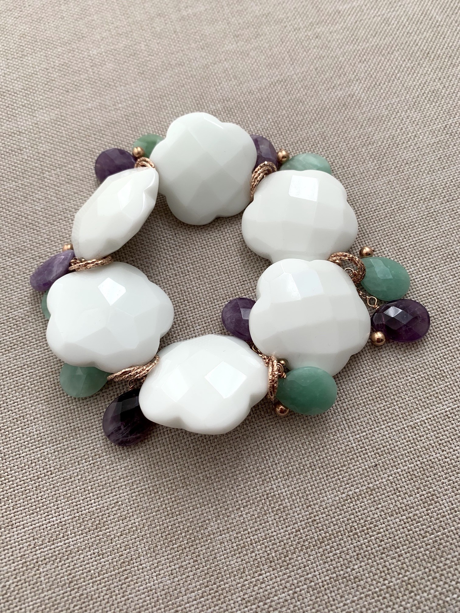 Bracciale con fiori di agata bianca, ametista, giada e argento placcato oro rosa