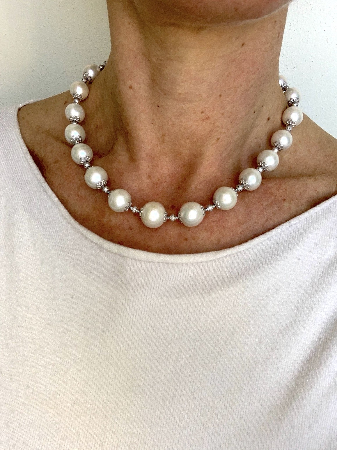 Girocollo di perle bianche e argento rodiato