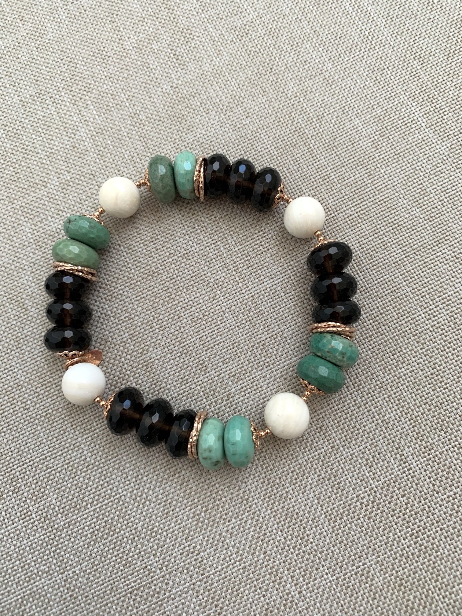 Bracciale di rondelle di quarzo fume', crisoprasio, conchiglia e argento placcato oro rosa