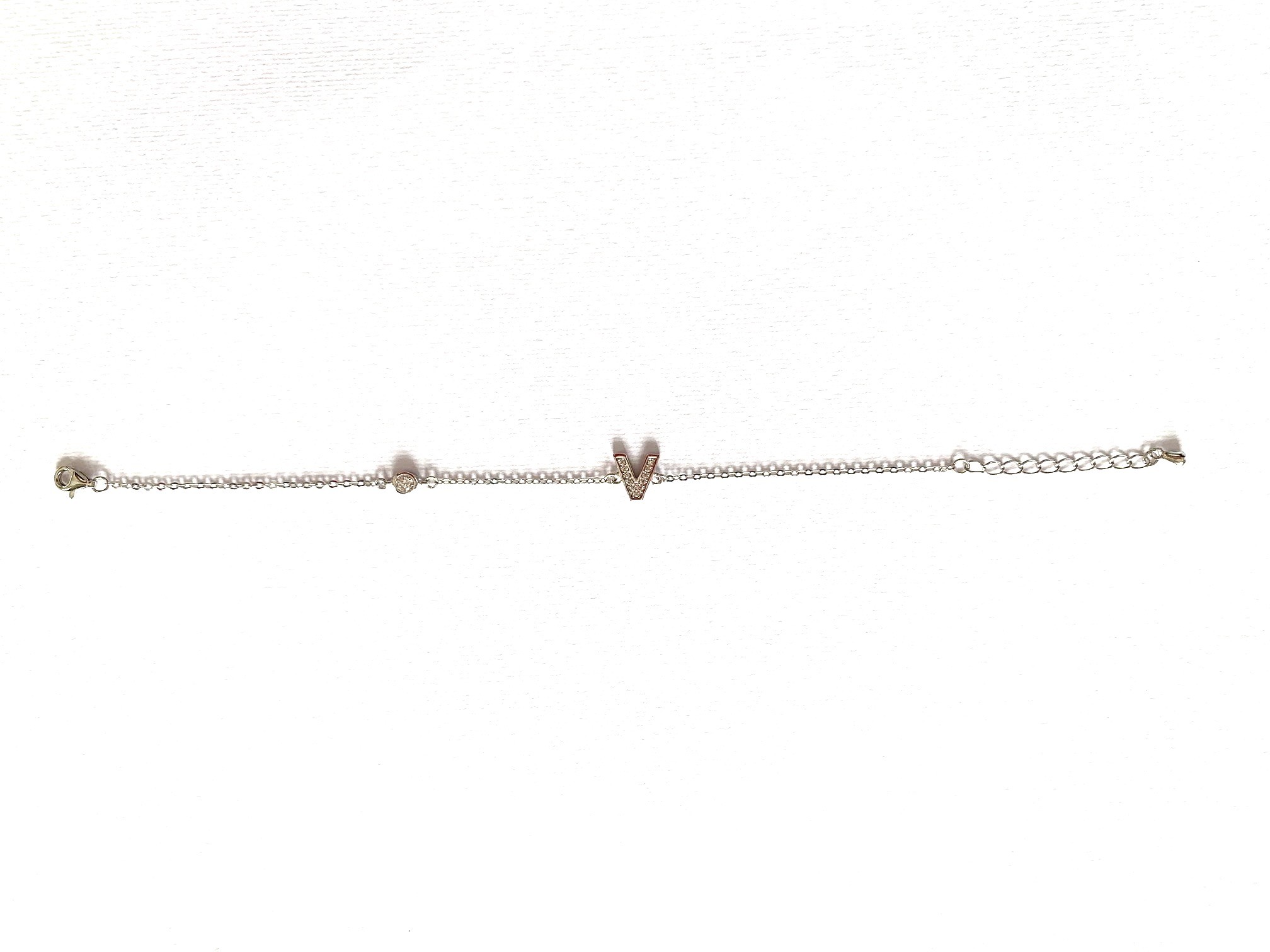 Bracciale argento rodiato con zirconi e letterina V