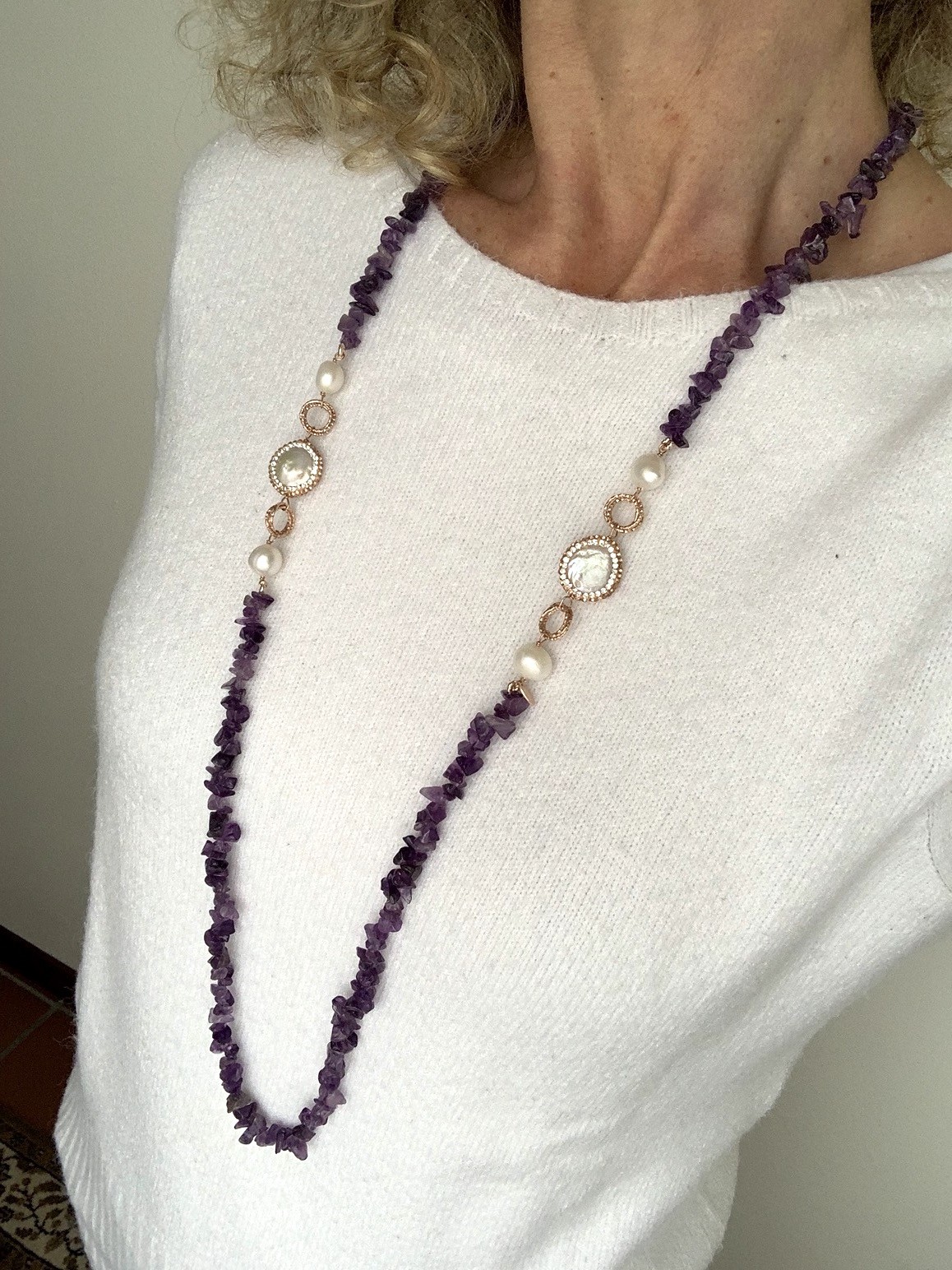 Collana di ametista, perle contornate di strass e argento placcato oro rosa