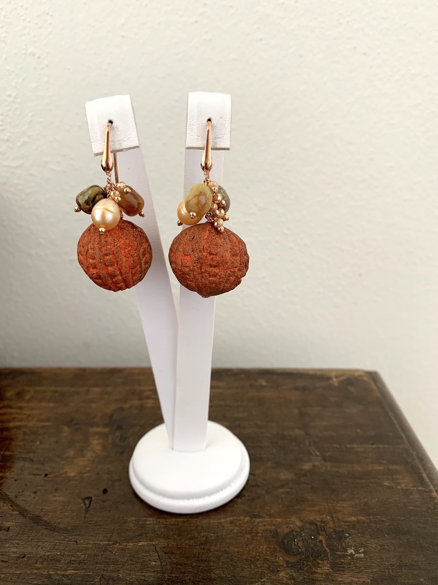 Orecchini con boule di papier machè, serpentino, perle e argento placcato oro rosa
