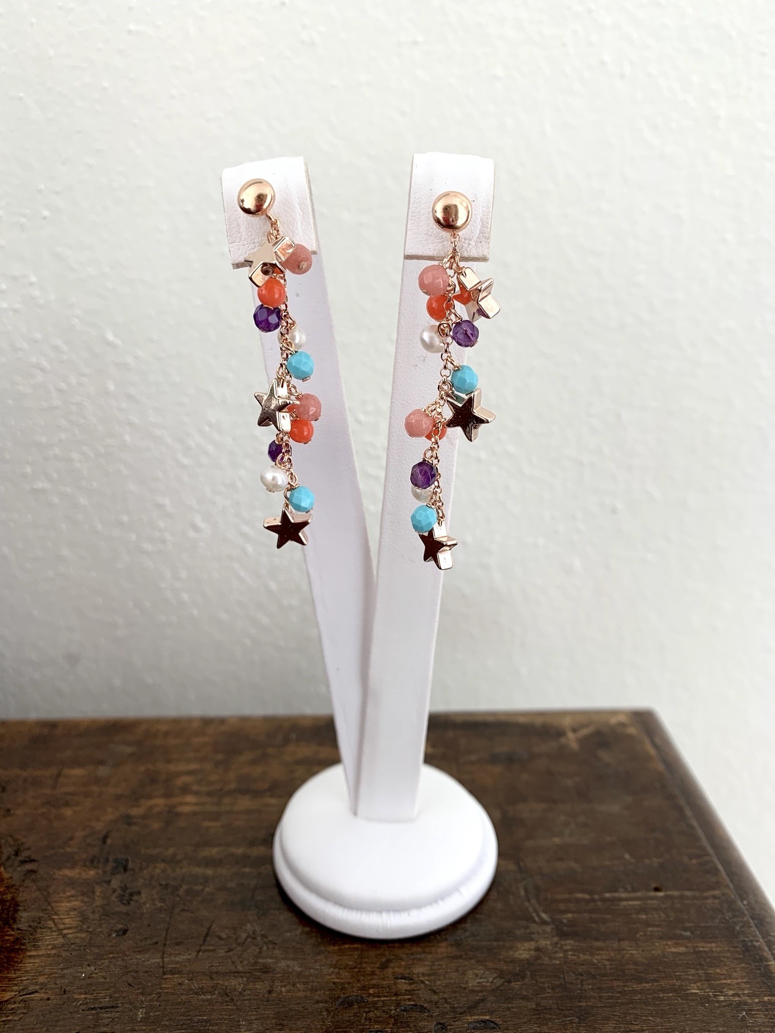 Orecchini con perle, corallo, pasta di turchese, ametista rodonite e argento placcato oro rosa. Realizzabili anche con clip