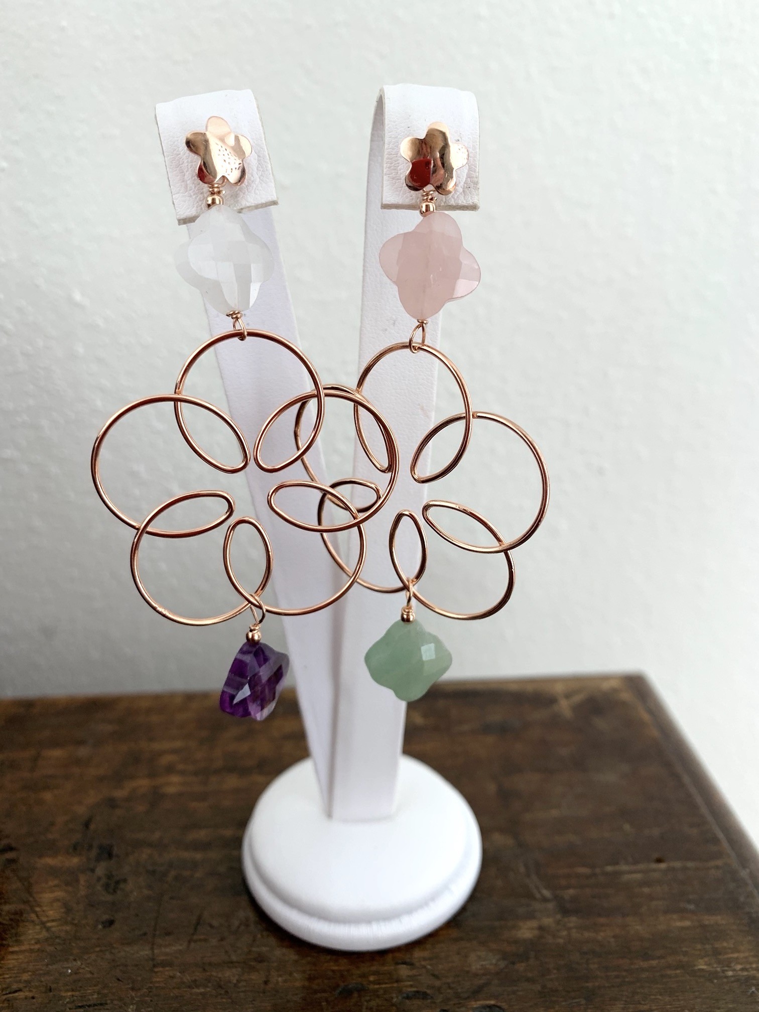 Orecchini in pietre assortite e  fiori in argento placcato oro rosa