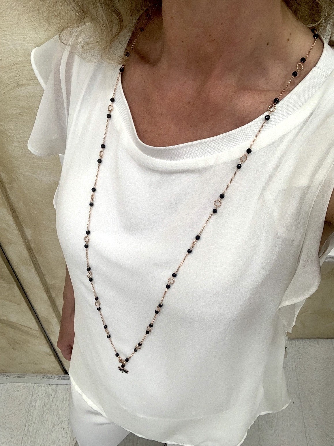 Catenina in argento placcato oro rosa con agata nera e libellula con zirconi neri