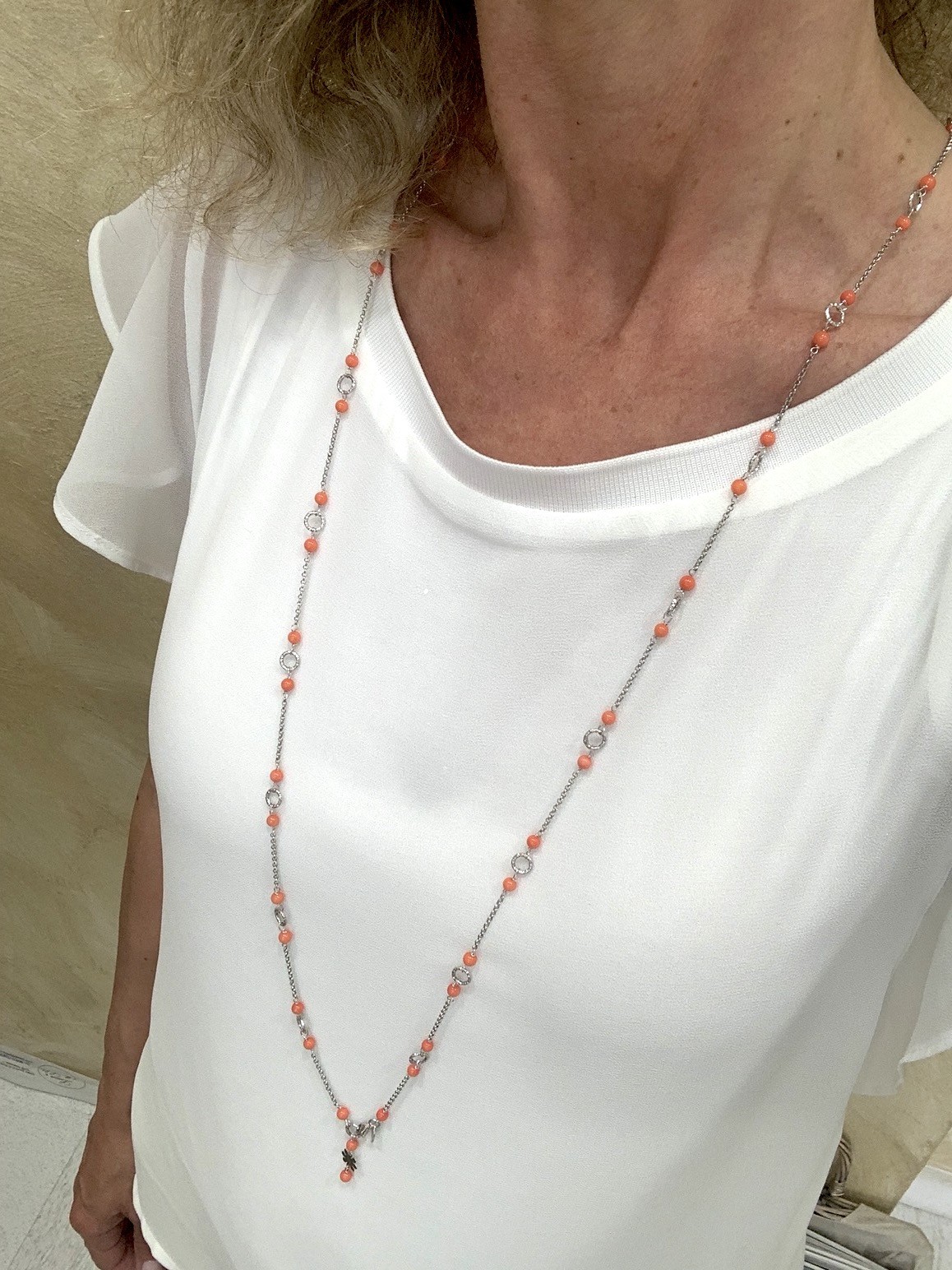 Catenina in argento rodiato con corallo bamboo arancio e fiorellino