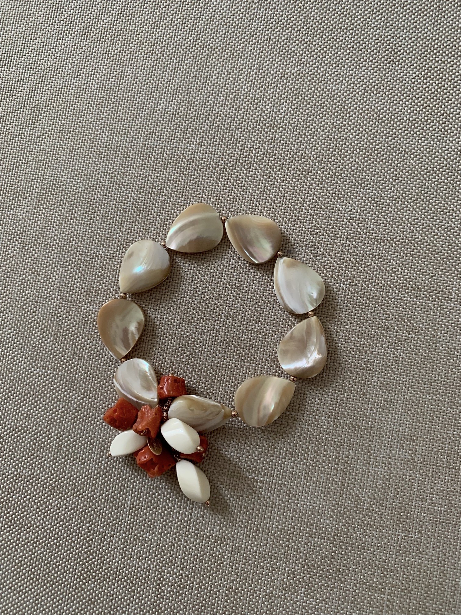Bracciale elastico madreperla cappuccino, madrepora e argento placcato oro rosa