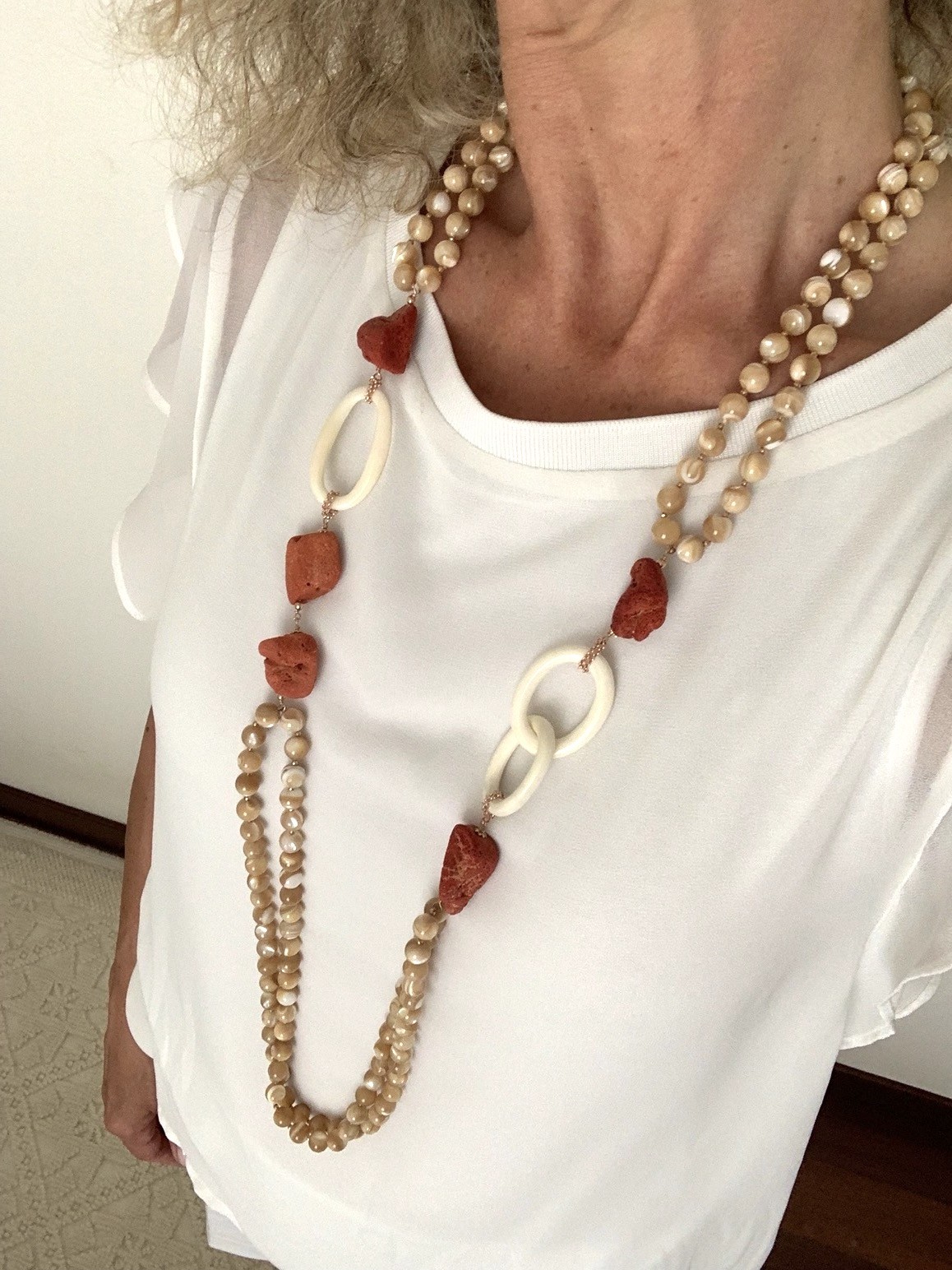 Collana madreperla cappuccino, madrepora, osso e argento placcato oro rosa