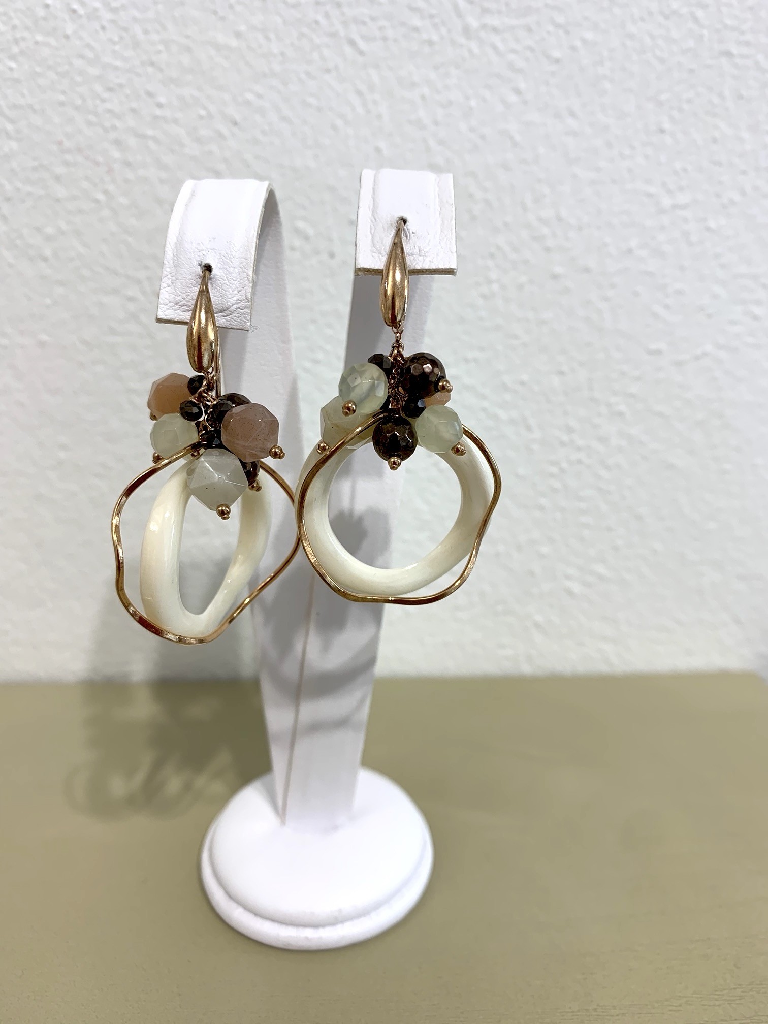 Orecchini con pietre assortite, ematite brown, cerchi di osso e argento rose'