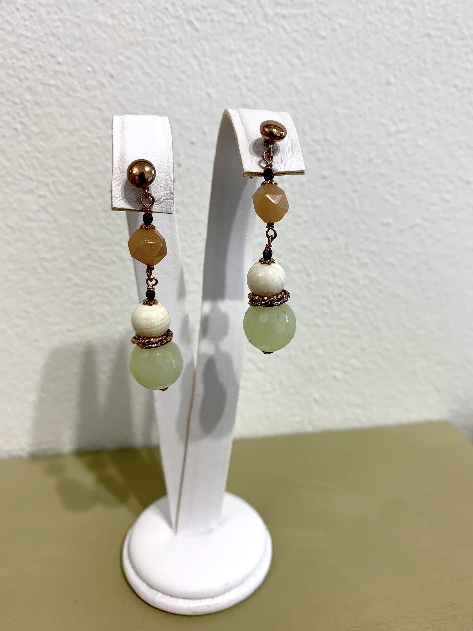 Orecchini con moonstone, new jade, ematite brown, conchiglia e argento rose'