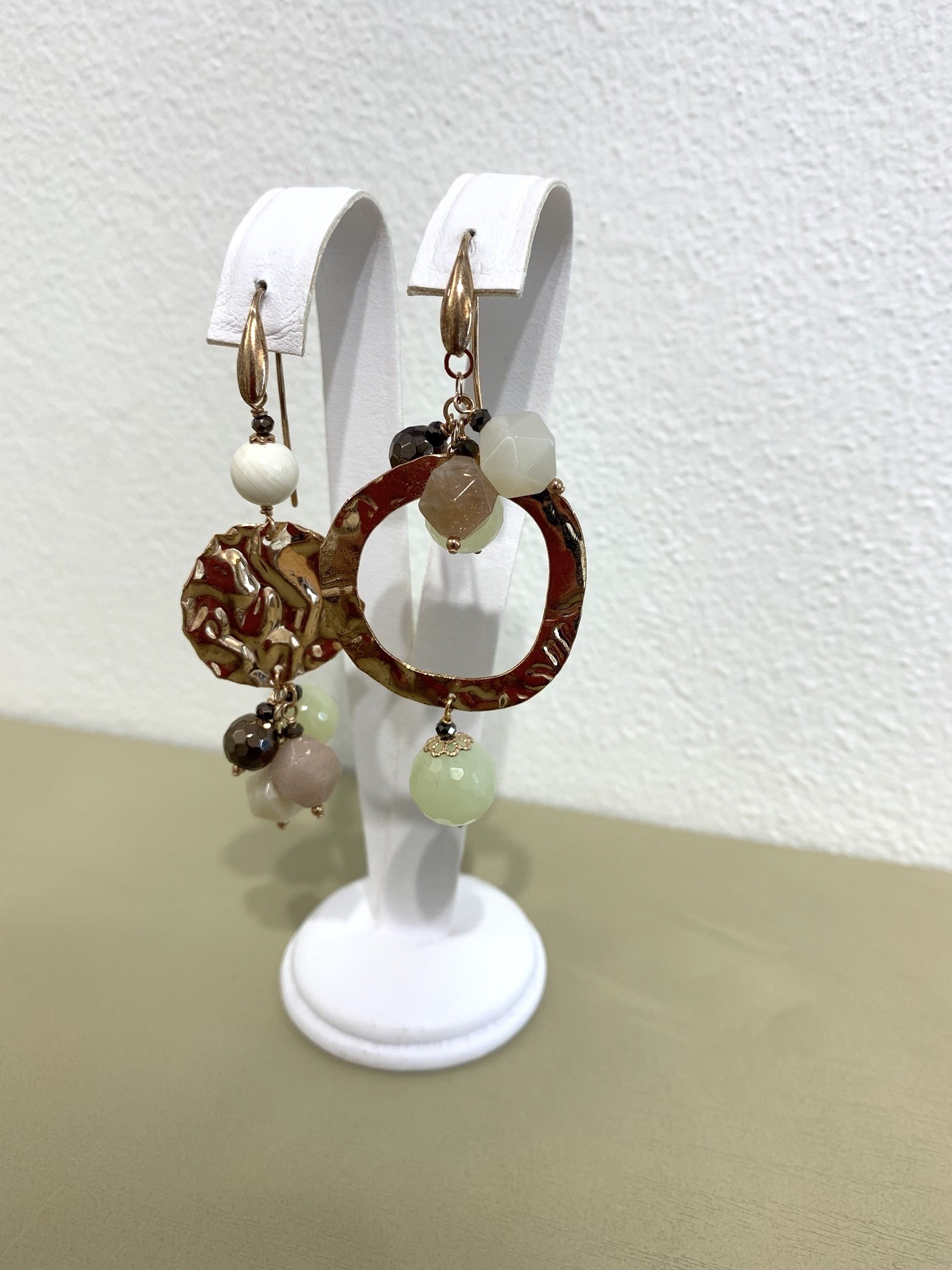 Orecchini asimmetrici, elementi di argento rose' e pietre assortite. Realizzabili anche con clip