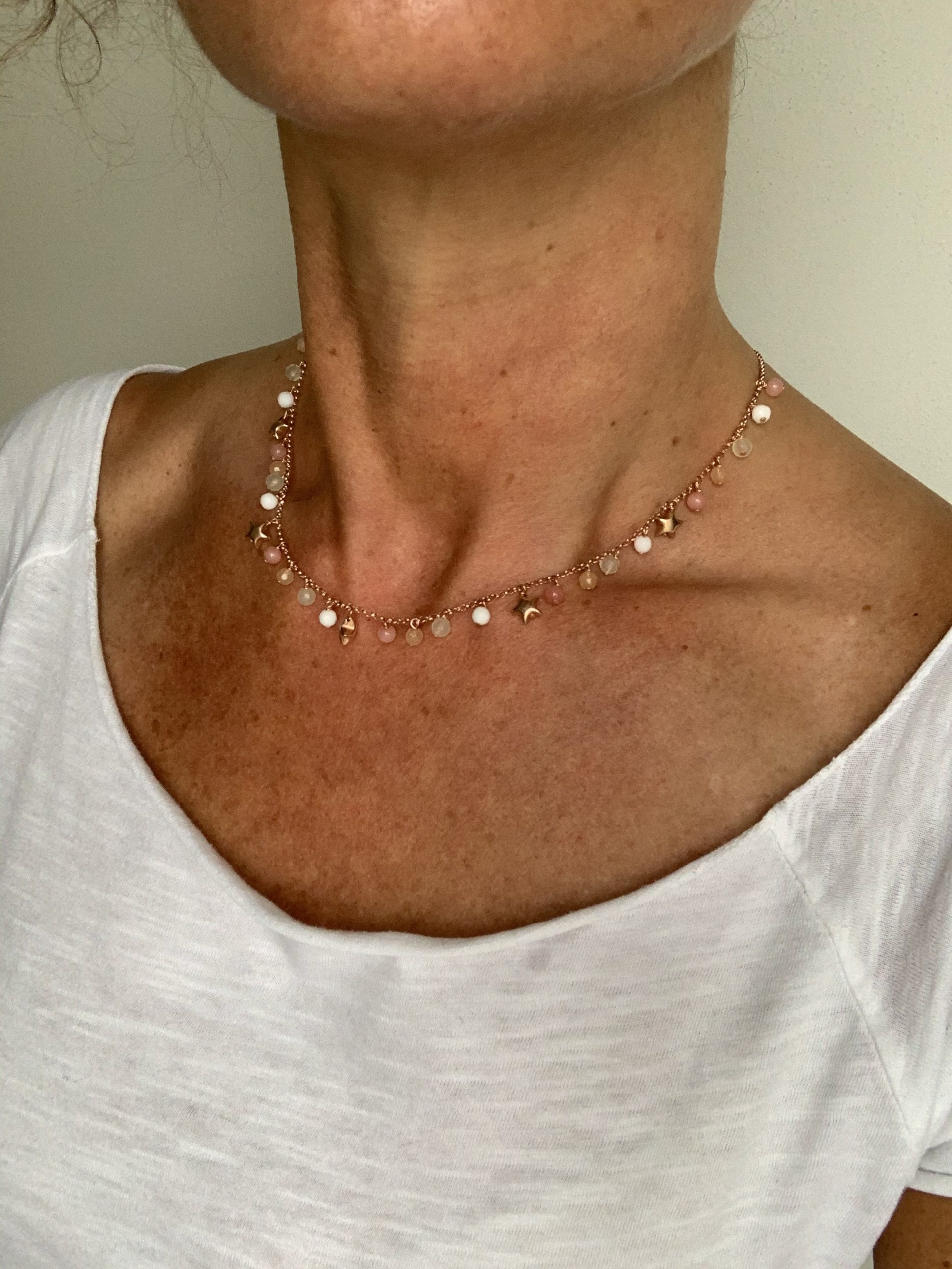 Girocollo con quarzo arancio, rodonite, prenite, agata bianca e argento placcato oro rosa