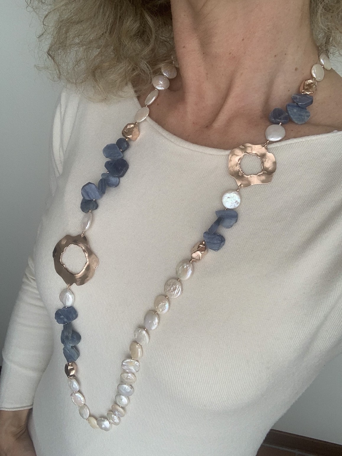 Collana con perle piatte, petali di cianite ed elementi in argento placcato oro rosa