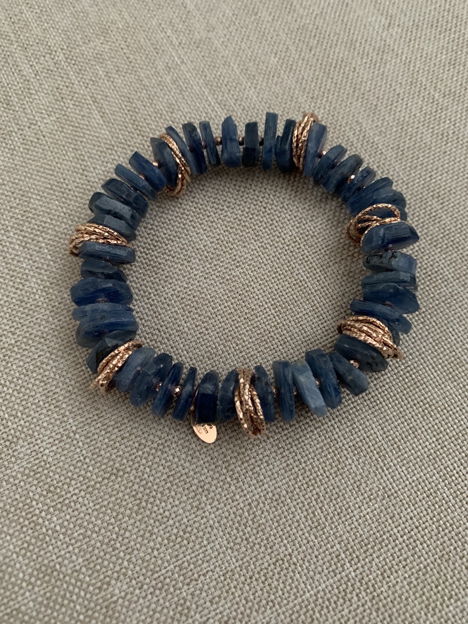 Bracciale elastico con fettine di cianite e argento placcato oro rosa