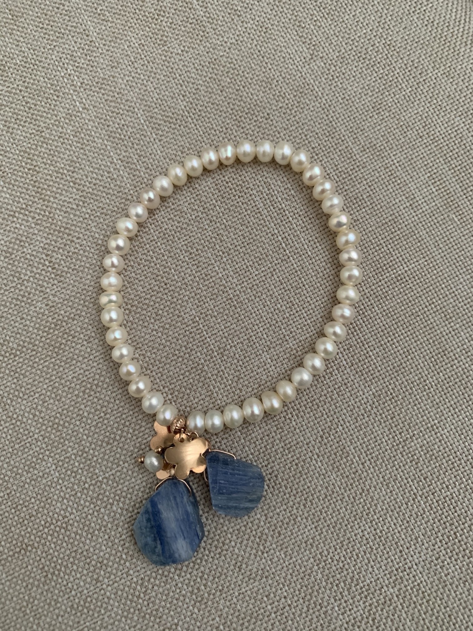 Bracciale elastico con perle, ciondolo di cianite e argento placcato oro rosa