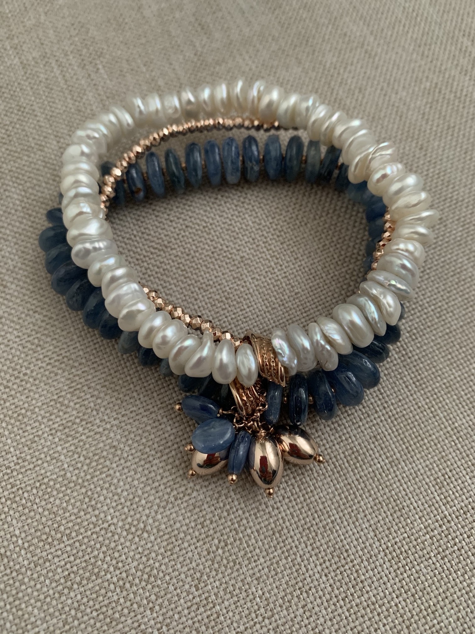 Bracciale elastico a 3 fili con perle, ematite rose', cianite e argento placcato oro rosa