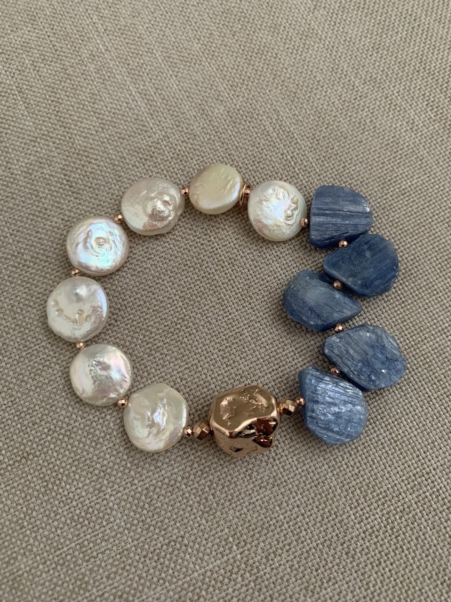 Bracciale elastico con perle, cianite e pepita in argento placcato oro rosa