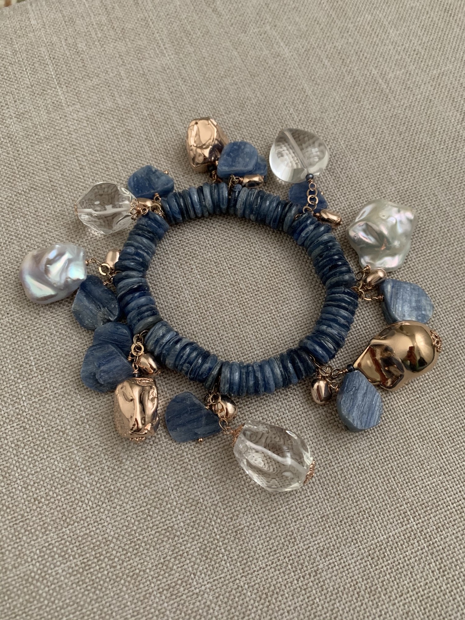 Bracciale cianite con ciondoloni di perle, cristallo e argento placcato oro rosa