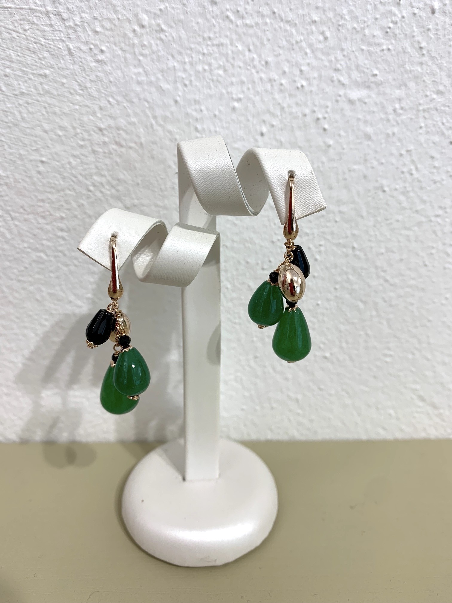 Orecchini con candy jade, ematite rose', agata nera e argento placcato oro rosa. Realizzabili anche con clip.