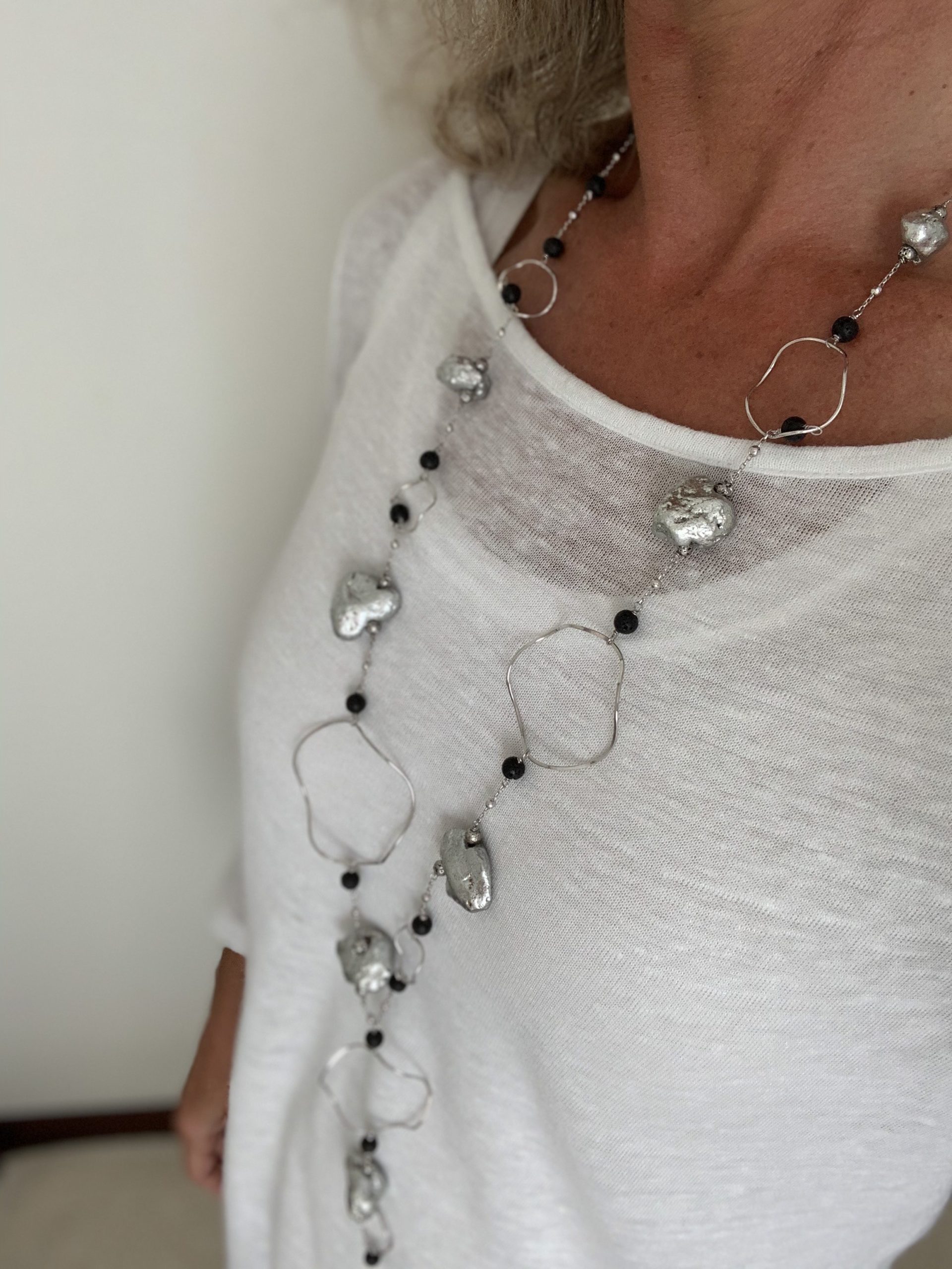 Collana con pietra lavica rodiata, agata nera e argento rodiato