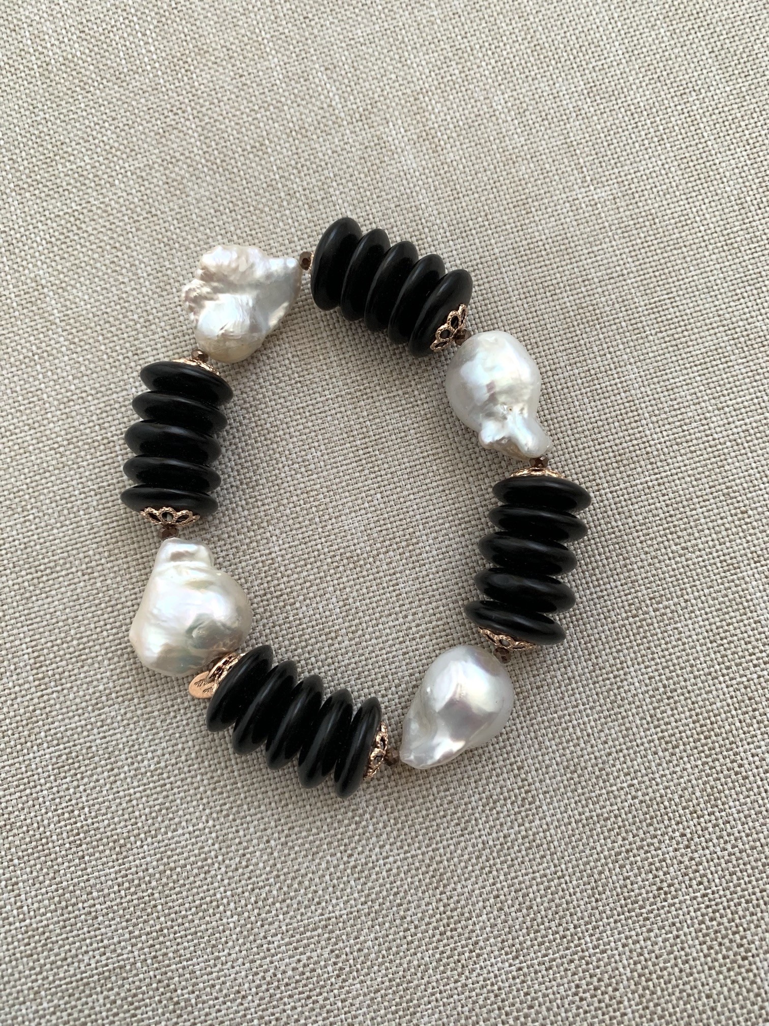Bracciale fettine di ebano, perle e argento placcato oro rosa