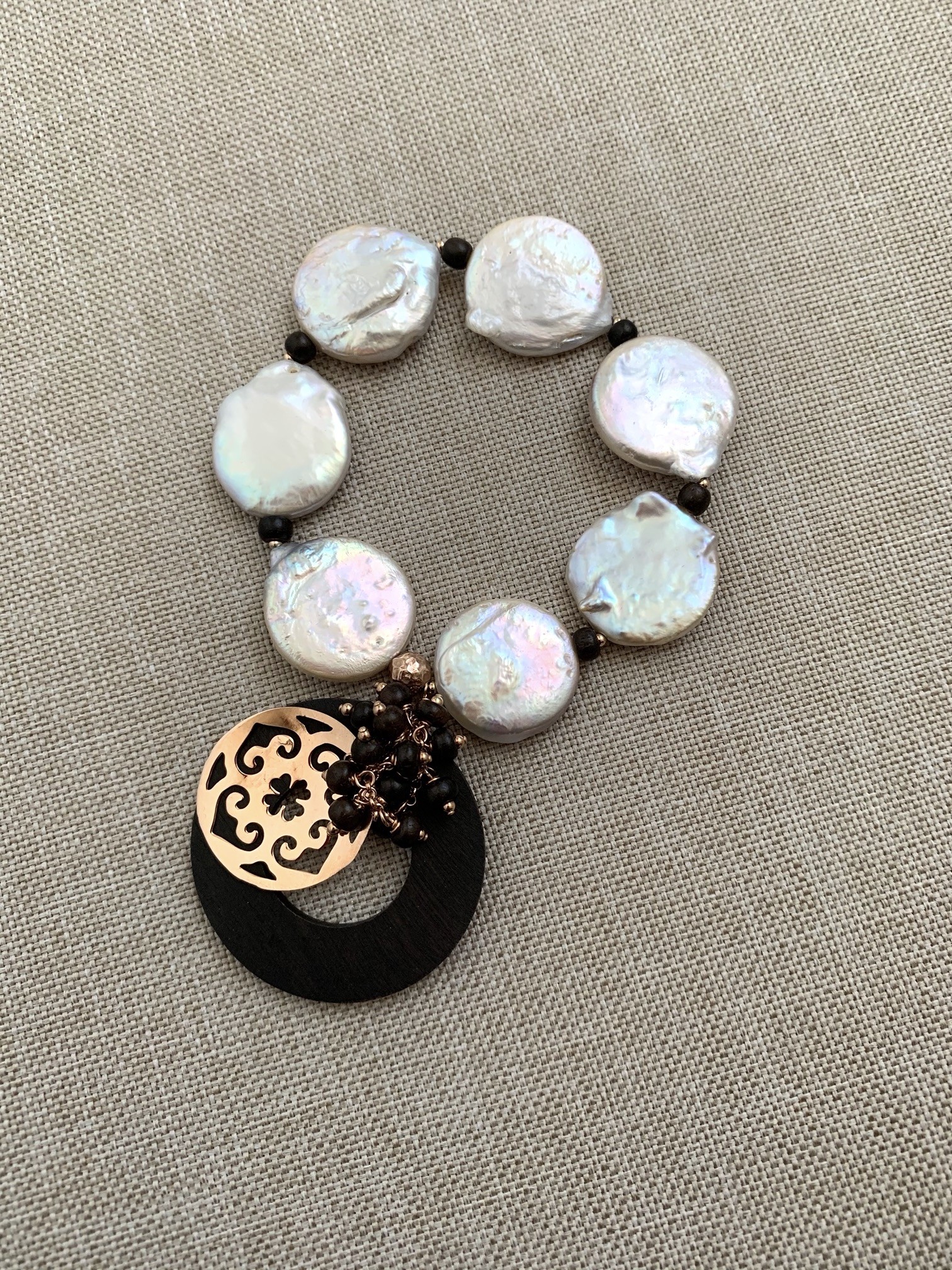 Bracciale con perle piatte, ciondolo di ebano e argento placcato oro rosa