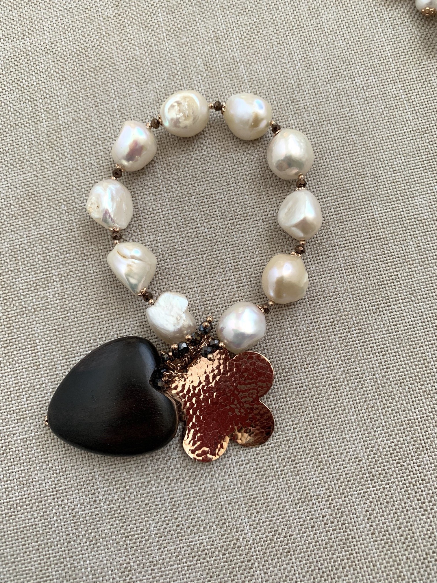Bracciale con perle irregolari, ciondolo cuore di ebano e argento placcato oro rosa