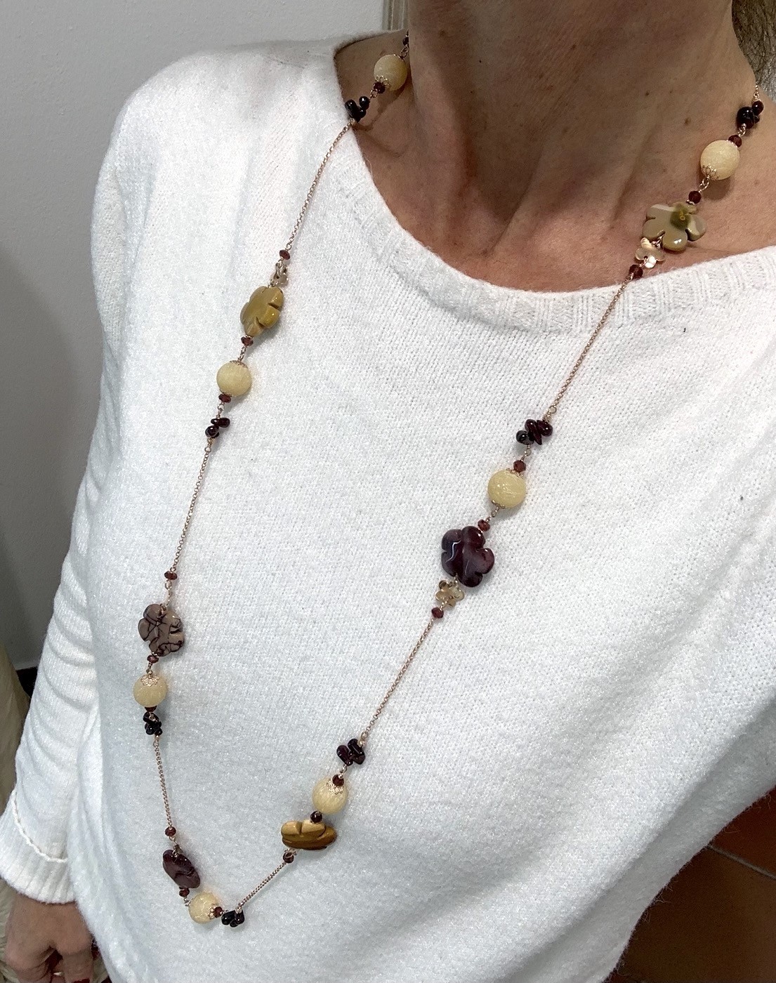 Collana fiori mocaite, ambronite, granato e argento placcato oro rosa