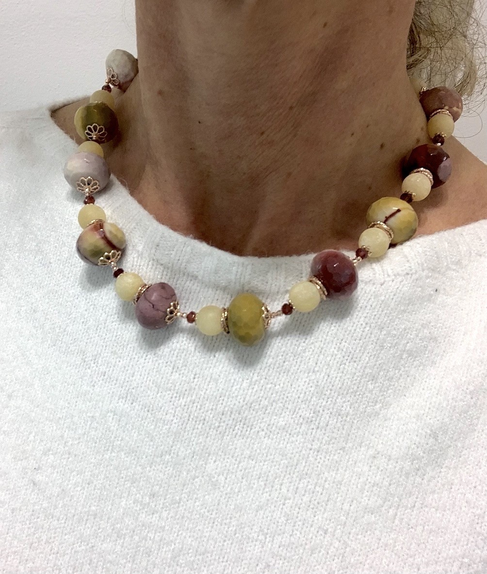 Girocollo rondelle mocaite, ambronite, granato e argento placcato oro rosa