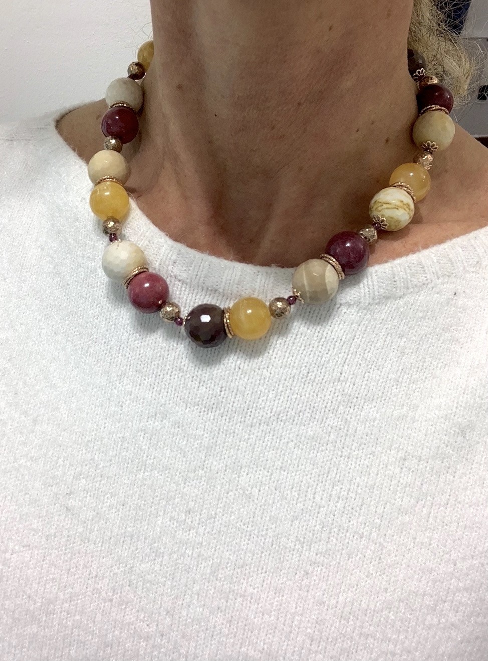 Girocollo sfere mocaite, honey jade, granato e argento placcato oro rosa