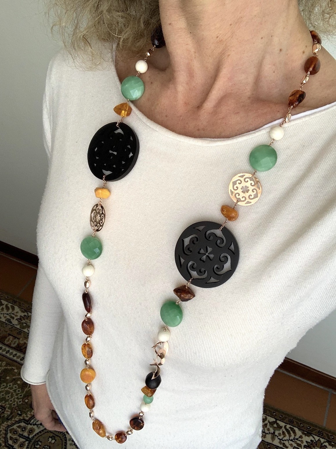 Collana sassetti ambra, tondi ebano, giada e argento placcato oro rosa