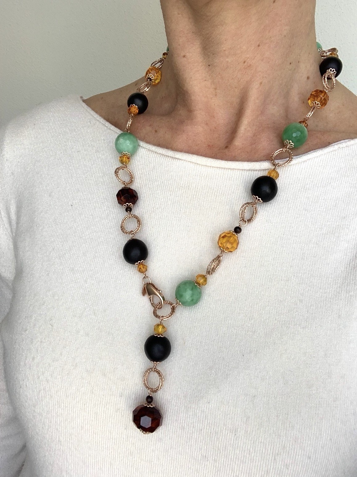 Collana incatenata ambra, ebano, giada e argento placcato oro rosa