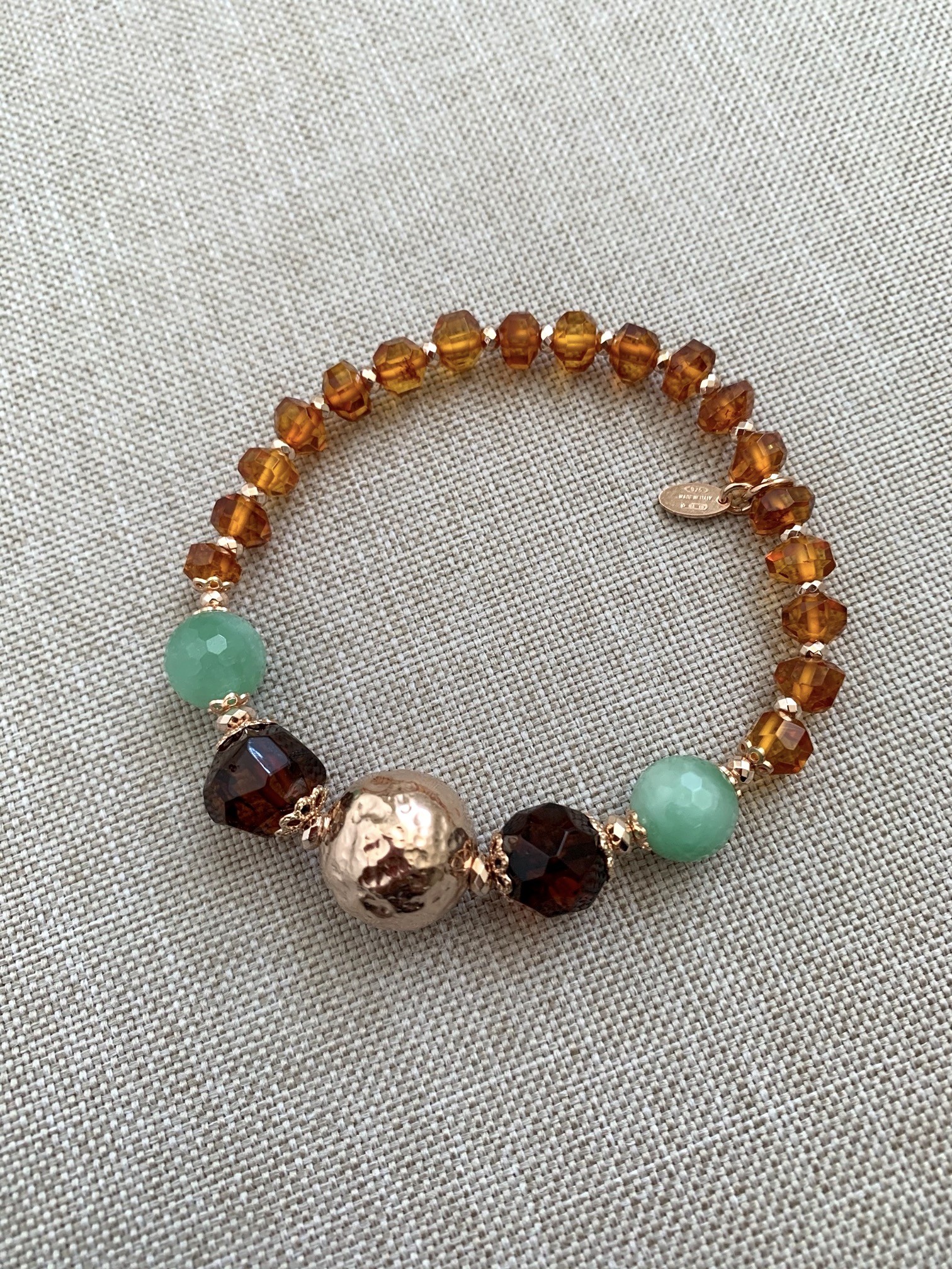 Bracciale ambra sfaccettata, giada e sfera martellata argento placcato oro rosa