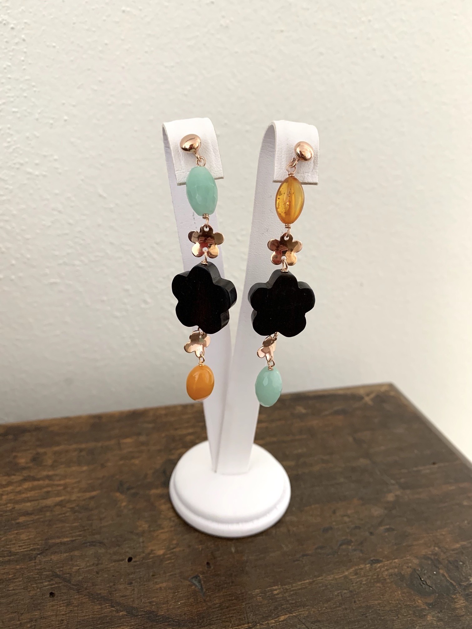 Orecchini asimmetrici ambra, giada, fiori ebano e argento placcato oro rosa. Realizzabili anche con clip
