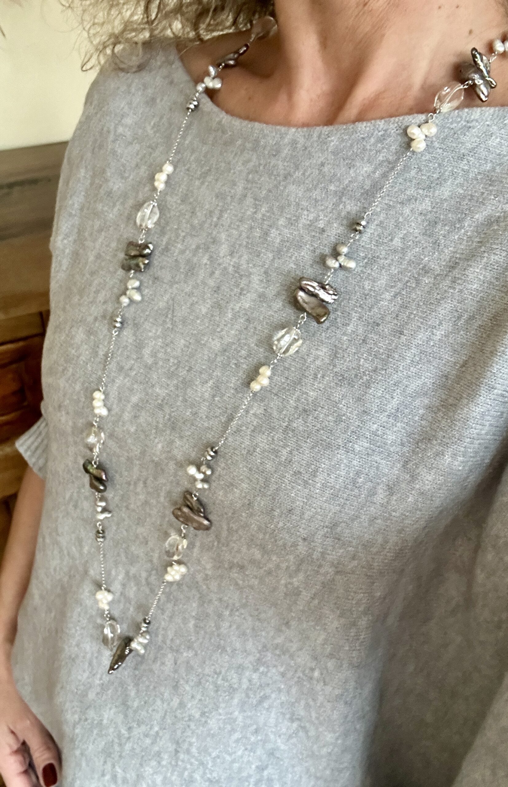 Collana perle bianche e grigie, cristallo di rocca e argento rodiato