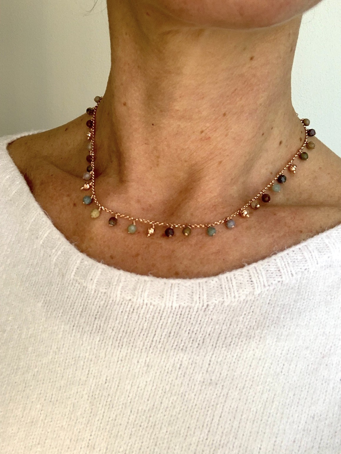 Girocollo di catena in argento placcato oro rosa con ciondolini di agata indiana