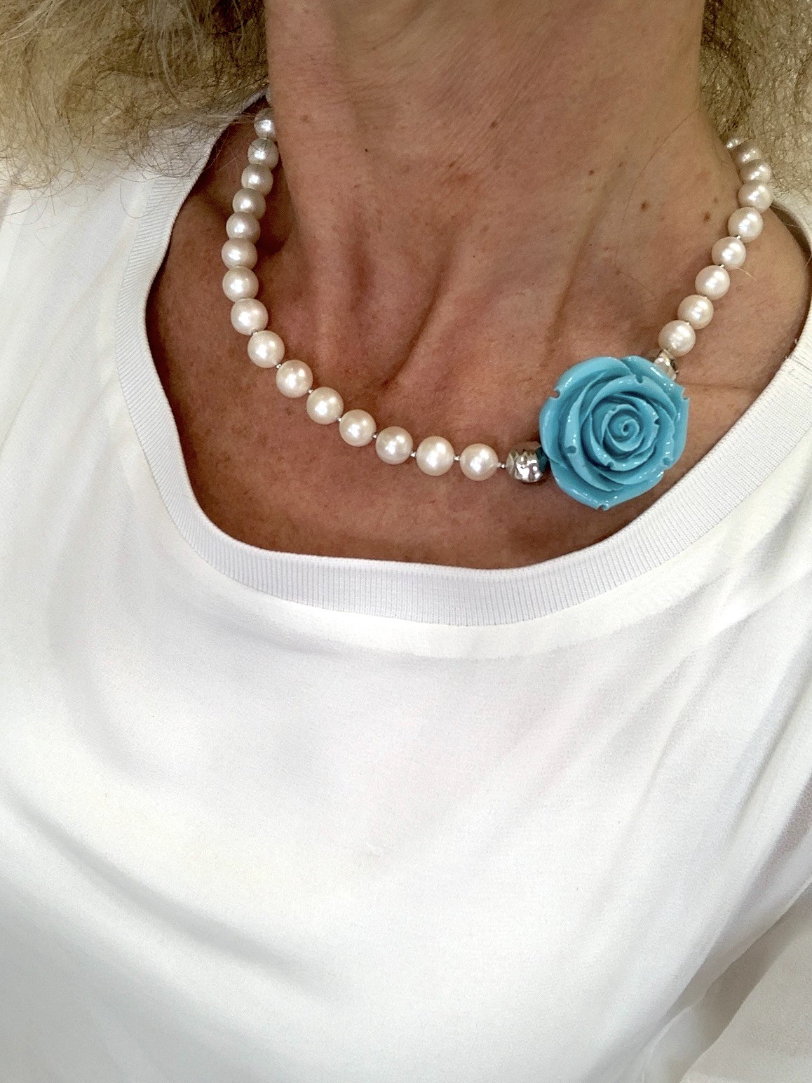 Girocollo perle, rosa di resina e argento rodiato