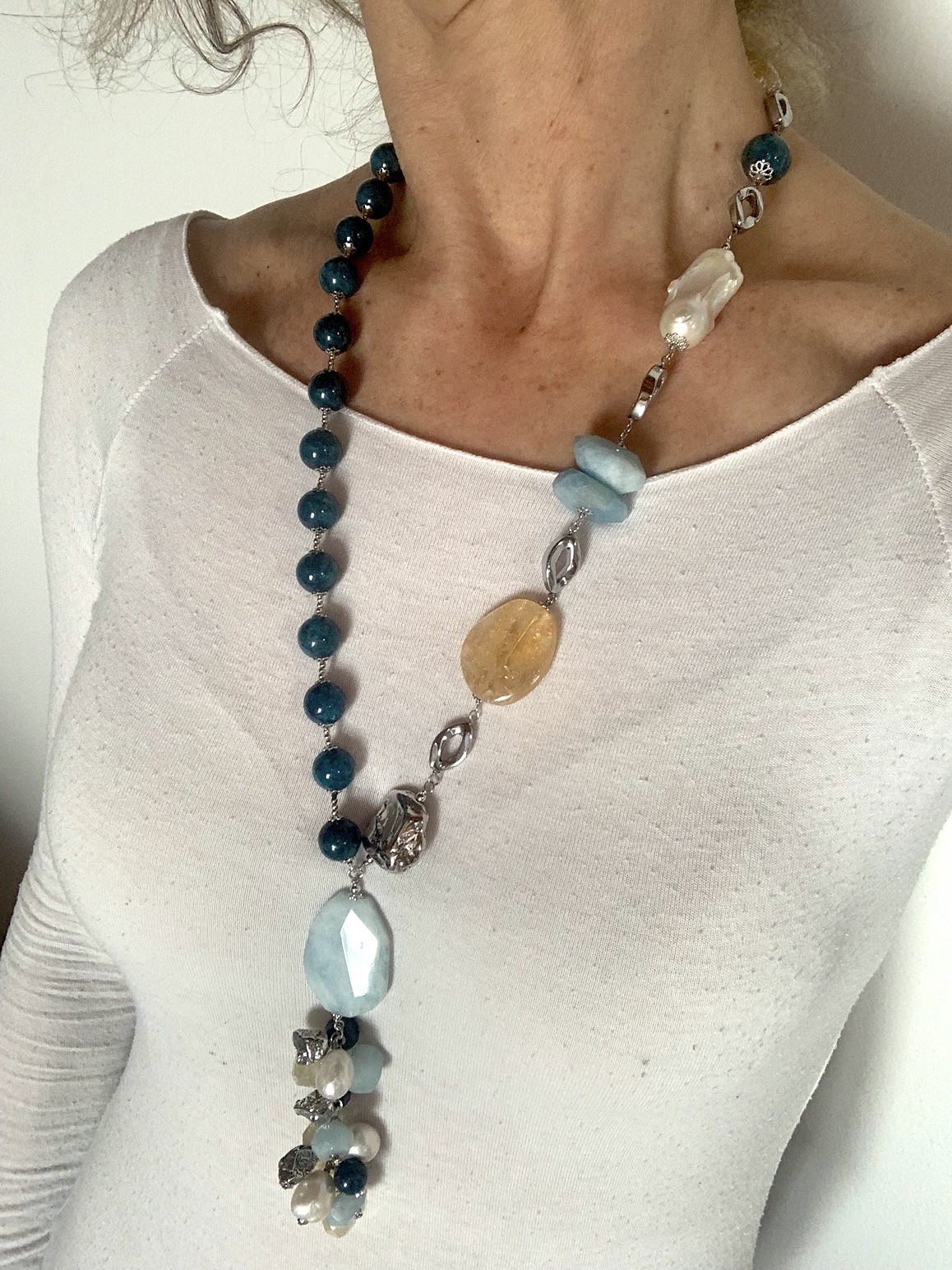 Collana asimmetrica apatite, acquamarina, citrino e argento rodiato