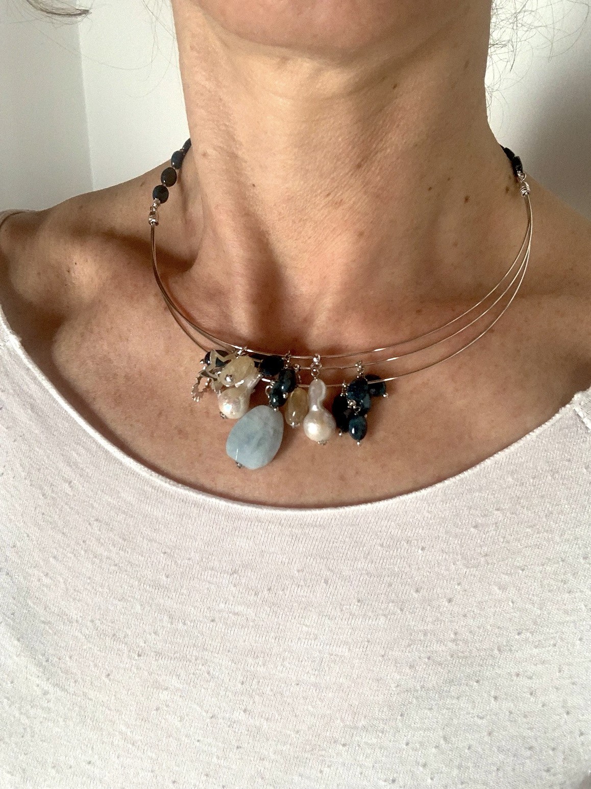 Girocollo semirigido ciondoli apatite, acquamarina, citrino e argento rodiato