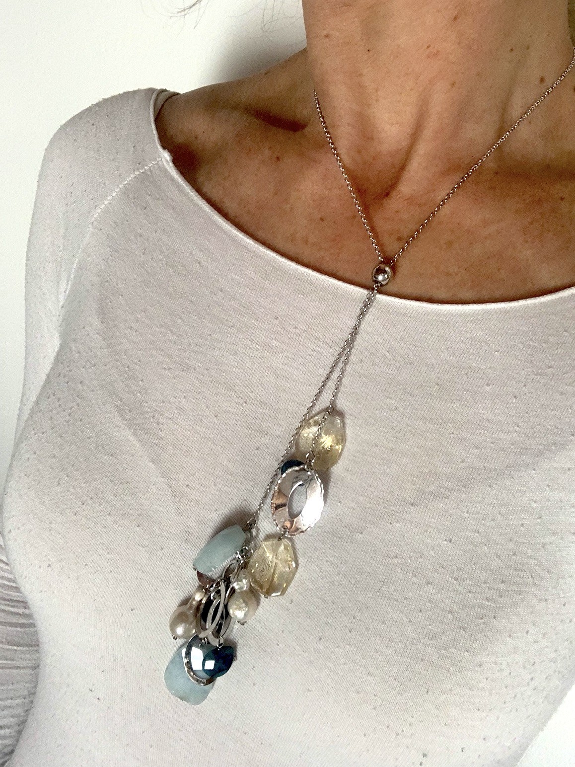 Catena in argento rodiato con grappolo di apatite, acquamarina, citrino e perle.