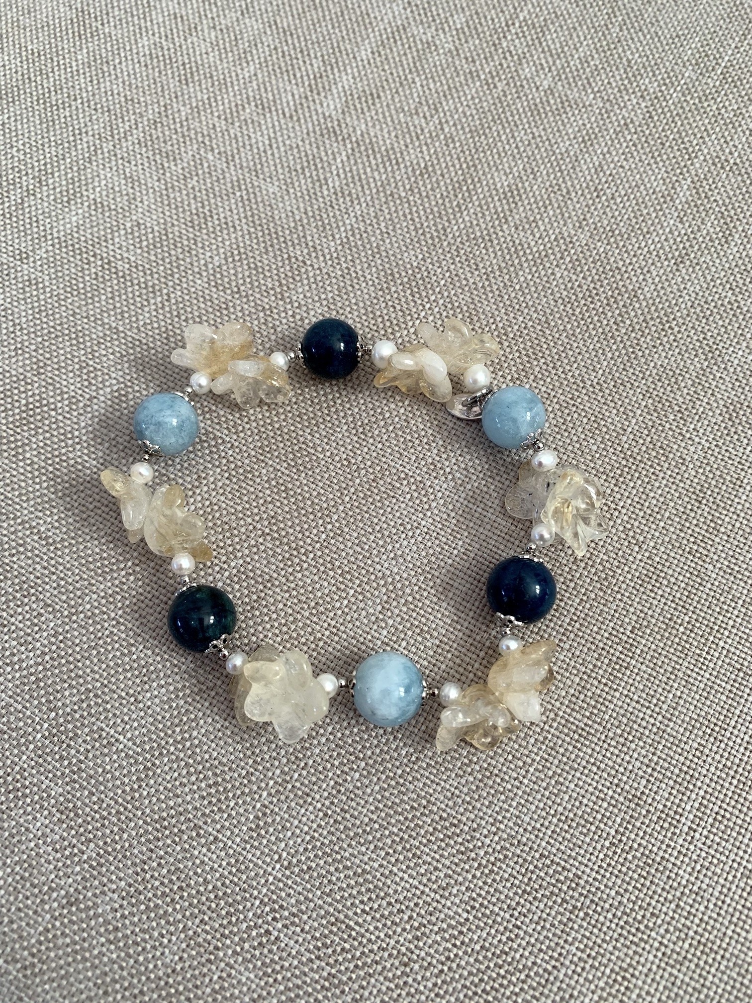 Bracciale elastico apatite, acquamarina, fiori citrino e argento rodiato