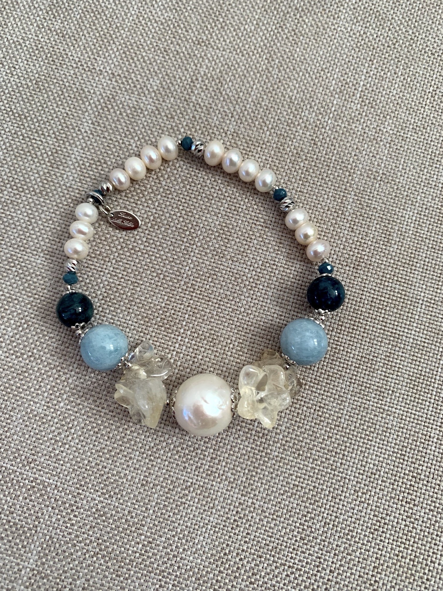Bracciale elastico di perle con apatite, acquamarina, fiori citrino e argento rodiato