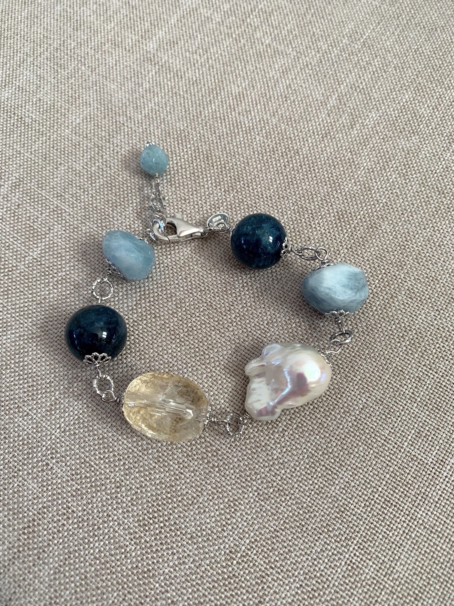 Bracciale incatenato con apatite, acquamarina, citrino, perla e argento rodiato