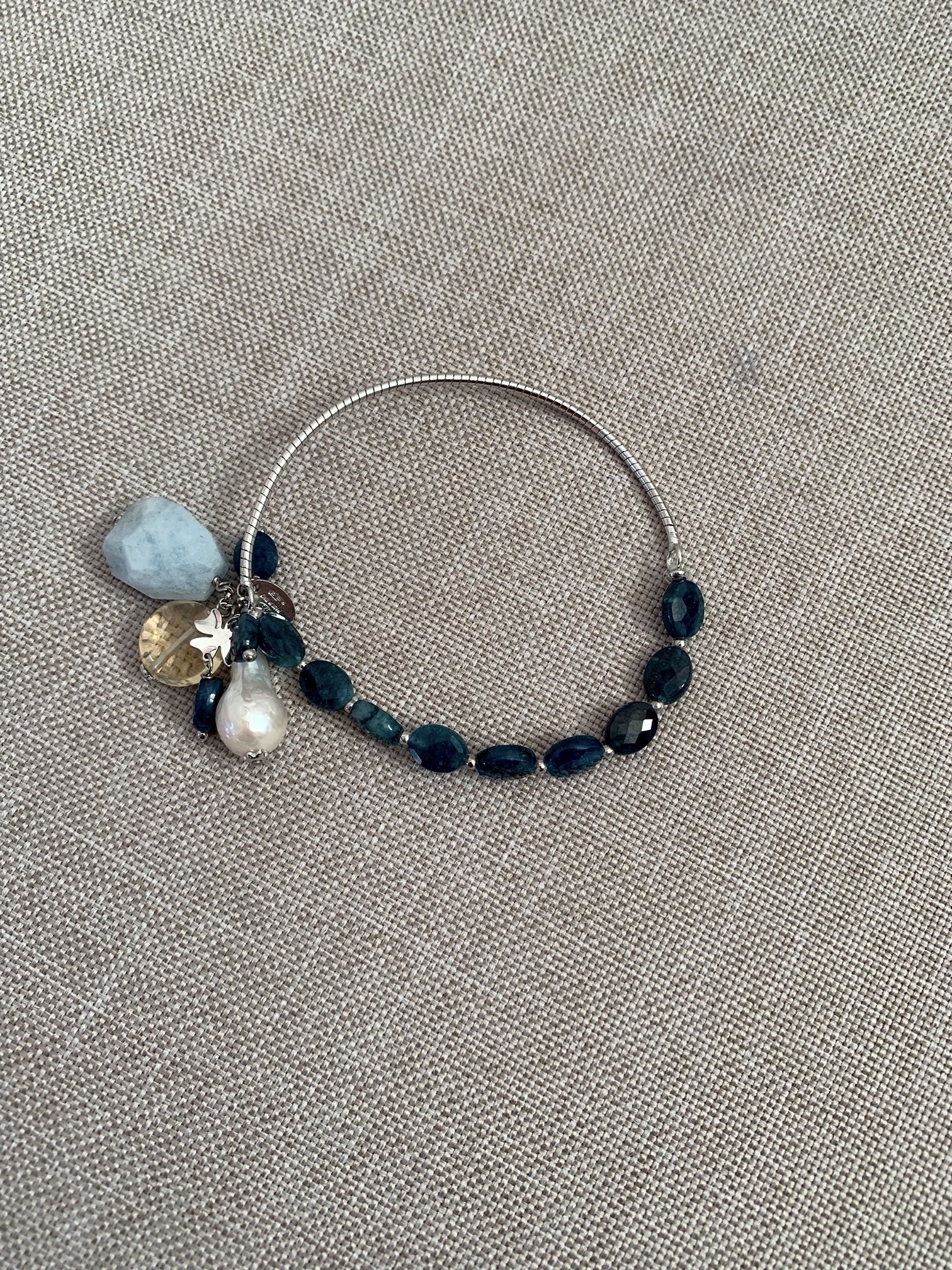 Bracciale elastico apatite con grappolino e argento rodiato semirigido