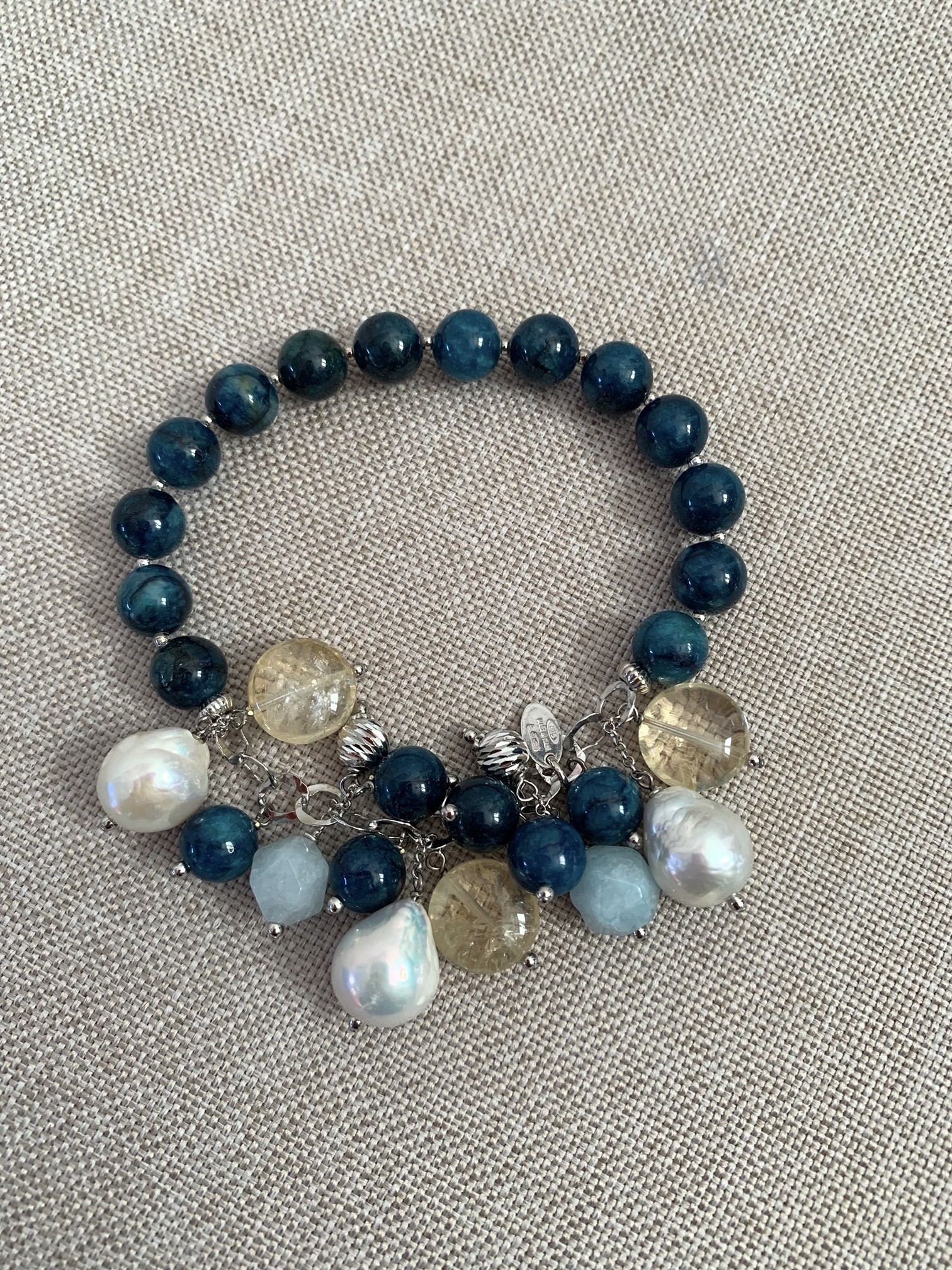 Bracciale elastico apatite con ciondoli acquamaria, citrino, perle e argento rodiato