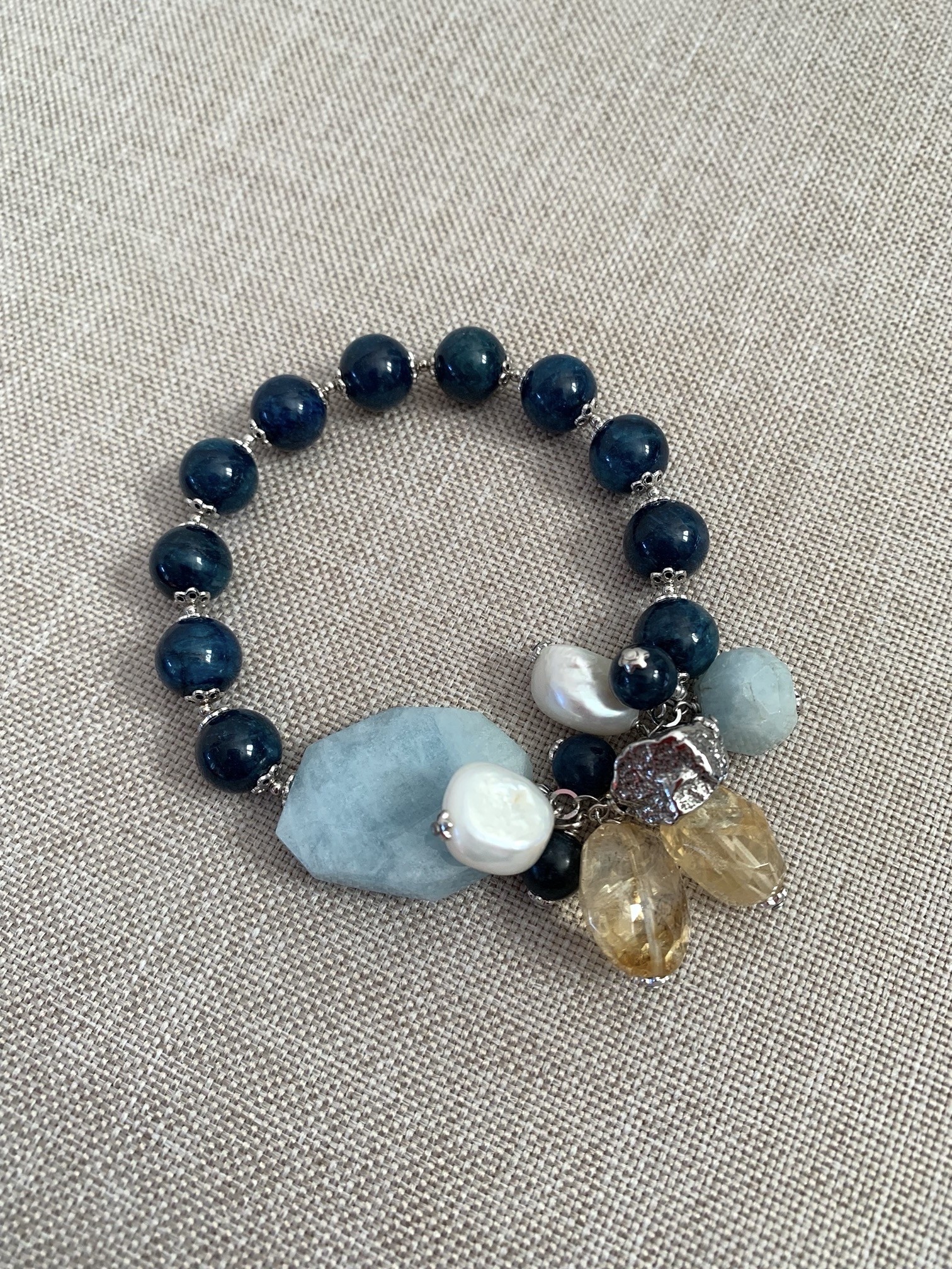 Bracciale elastico apatite con grappolo acquamaria, citrino, perle e argento rodiato