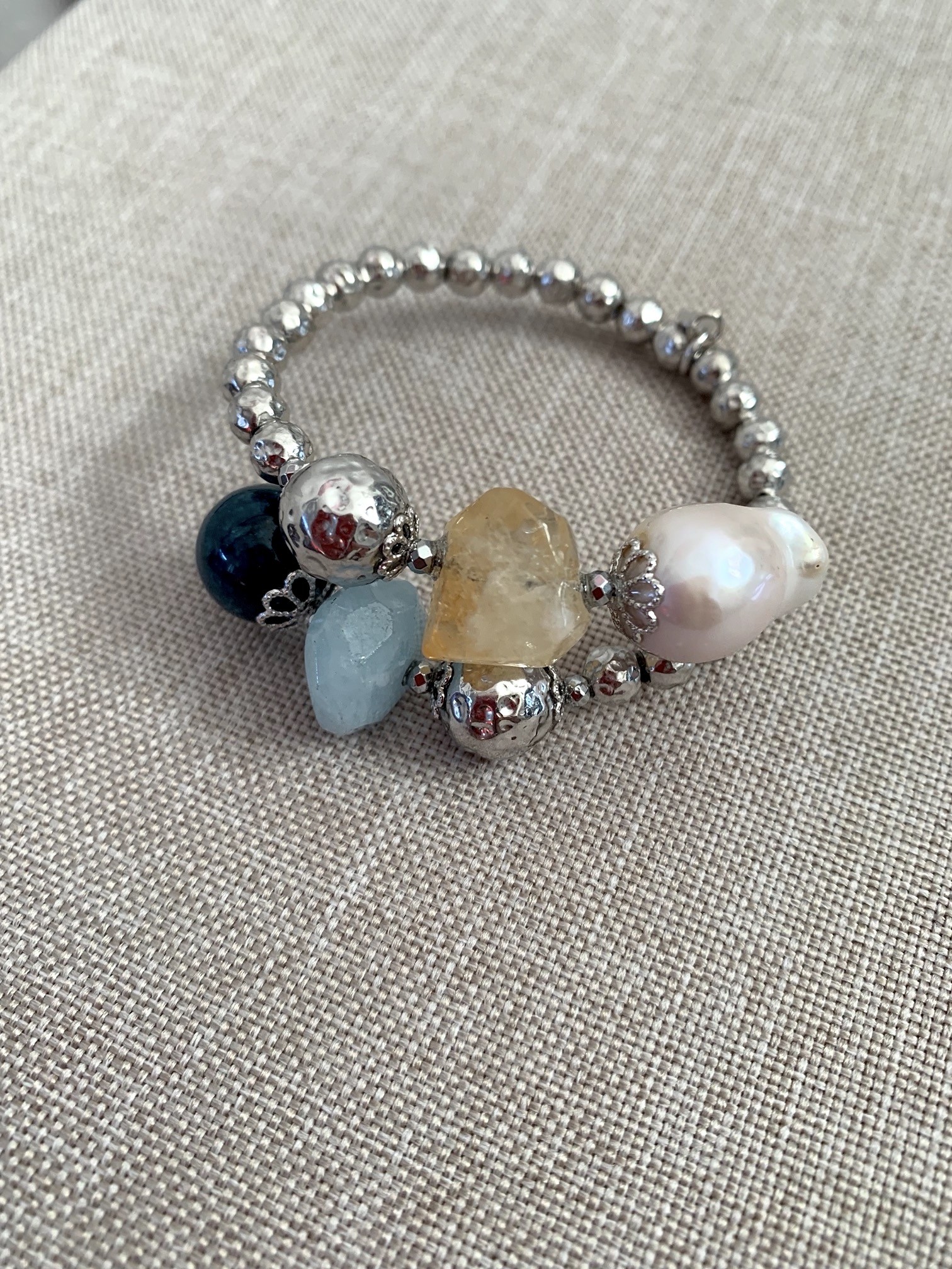 Bracciale contrarie' in argento rodiato, apatite, acquamarina, citrino e perla